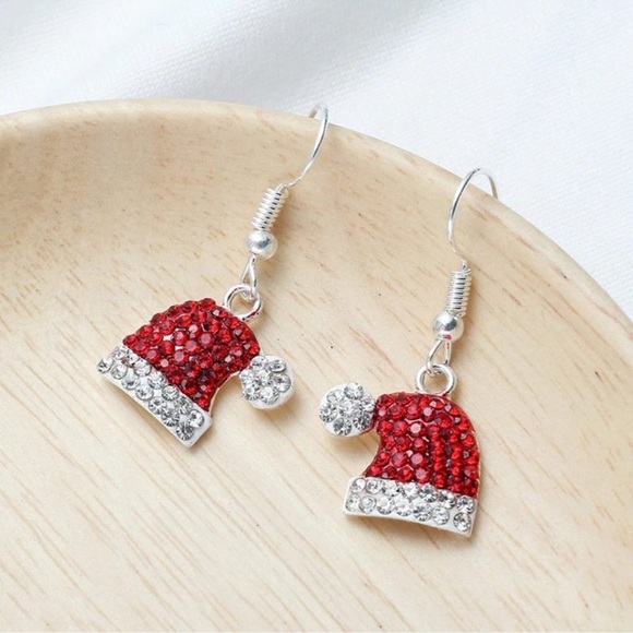 Jewelry - NWT rhinestone Christmas hats 🎅🏽